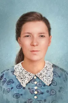 Под масло, художник Анна М Изображен портрет девушки на фоне светло-голубой текстурированной поверхности. У девушки карие глаза, прямой нос, тонкие губы и гладкая светлая кожа. Ее коричневые волосы зачесаны назад и собраны в низкий хвост. Под масло, художник Анна М