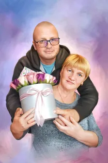 Под масло, художник Артём На изображении представлен портрет мужчины и женщины, стоящих в обнимку. Фон размыт и состоит из оттенков синего, фиолетового и розового. Под масло, художник Артём
