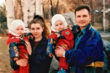 Под масло, художник Александра И На изображении представлена картина, изображающая семью из четырех человек. На заднем плане видны деревья с коричневой и белой корой. Под масло, художник Александра И