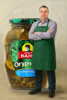 Под масло, художник Анастасия Ко На изображении представлена цифровая живопись, изображающая мужчину, стоящего рядом с гигантской банкой маринованных огурцов. Под масло, художник Анастасия Ко