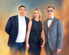 Под масло, художник Артём На картине изображены три человека, стоящие рядом. Фон выполнен в абстрактном стиле с оттенками синего, оранжевого и бежевого, создавая впечатление размытого пейзажа или текстуры. Под масло, художник Артём