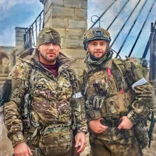 Под масло, художник Анна На изображении представлены два человека в военной форме, стоящие рядом друг с другом. Под масло, художник Анна