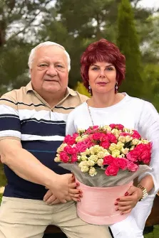 На изображении представлен портрет мужчины и женщины, стоящих рядом и держащих букет цветов. Под масло, художник Софья У