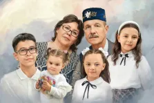 Изображение представляет собой портретную живопись, изображающую семью из шести человек Под масло, художник Анастасия К