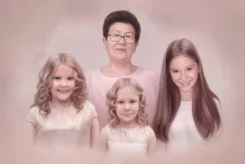 Семейный портрет под масло.  в центре стоит пожилая женщина в очках и светлом платье, по бокам от неё — три девушки с разными причёсками, все улыбаются и смотрят прямо на зрителя. Фон выполнен в мягких пастельных тонах, создающих тёплую и гармоничную атмосферу.
Художник Антонина