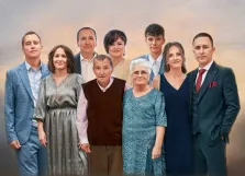 На изображении представлена большая семья, состоящая из нескольких поколений Фоном служит размытое изображение неба в нейтральных тонах. Под масло, художник Анна М