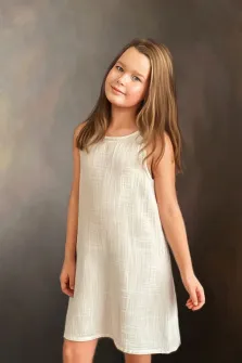 Детский портрет под масло. На картине изображена девочка в светлом платье, фон теплых оттенков. Х49822удожник Александра