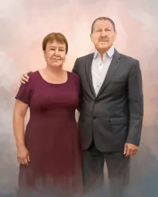 Парный портрет под масло. Женщина в бордовом платье с короткими каштановыми волосами стоит рядом с мужчиной в сером костюме и белой рубашке, у которого аккуратно подстриженные усы. Фон выполнен в мягких пастельных тонах, создающих спокойную и тёплую атмосферу. Художник Анастасия 
