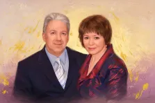 Парный портрет под масло. На картине изображён портрет супружеской пары: мужчина в тёмном костюме, светлой рубашке и полосатом галстуке стоит слева, а женщина в элегантном наряде с красно-синими оттенками — справа. Фон выполнен в мягких пастельных тонах с золотистыми мазками, создающими тёплую и гармоничную атмосферу. Художник Анастасия