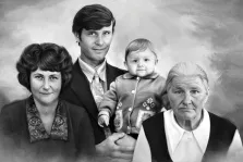 Семейный портрет под масло. На картине изображён семейный портрет: мужчина в костюме держит на руках малыша, рядом с ним — женщина с аккуратной причёской, а справа — пожилая женщина в жилете поверх светлой блузы. Все персонажи выполнены в чёрно-белой гамме, фон нейтральный, с мягкими мазками, создающими ощущение теплоты и единства семьи. Художник Лариса