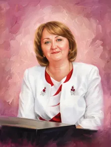 Женский портрет под масло. На картине изображён портрет женщины средних лет с короткими светло-каштановыми волосами; она одета в белый жакет с декоративными брошами и красно-белую блузу, сидит за тёмной поверхностью, слегка улыбаясь. Фон выполнен в мягких розовых и сиреневых мазках, создающих тёплую и гармоничную атмосферу. Художник Анастасия