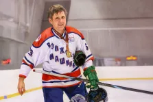 Мужской портрет под масло. На картине изображён хоккеист в форме с надписью «ВОЛЖСКАЯ МАШИНА», держащий в руках клюшку и шлем; на шее у него висит медаль. Он улыбается и выглядит расслабленным, фон напоминает ледовую арену с размытыми огнями и элементами трибун. Художник Антонина