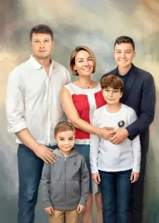 Семейный портрет в стиле под масло. Мужчина в белой рубашке, женщина в красно-белом топе, двое мальчиков — один в сером худи, другой в белой кофте с очками. Все члены семьи стоят близко друг к другу, улыбаются и выглядят сплочёнными. Фон выполнен в мягких пастельных тонах, что придаёт изображению тёплую и уютную атмосферу. Художник Анастасия