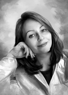 Женский портрет под масло. На картине изображён чёрно-белый портрет женщины с мягкой улыбкой, опирающейся щекой на руку. Её волосы аккуратно уложены, взгляд направлен немного в сторону, а фон выполнен в размытых мазках, создающих атмосферу лёгкости и уюта. Художник Лариса