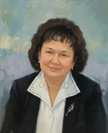 Женский портрет под масло. На картине изображёна женщина средних лет с короткими тёмными волосами; она одета в чёрный пиджак поверх белой блузы с кружевным воротником, украшена жемчужными серьгами и брошью. Фон выполнен в мягких голубых и сиреневых тонах, создающих спокойную и уравновешенную атмосферу. Художник Ирина