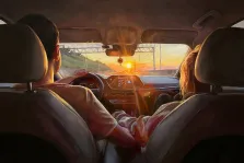 Парный портрет в стиле под масло. На картине изображена пара, сидящая в автомобиле: мужчина за рулём, женщина — на пассажирском сиденье. За окном машины — закатное солнце, заливающее тёплым светом дорогу и мост, создавая атмосферу уюта и спокойствия. Художник Антонина