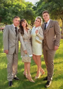 Семейный портрет под масло. На картине изображены четыре человека — двое мужчин в светлых костюмах и две женщины в элегантных нарядах — позирующие на фоне зелёных деревьев в парке. Все улыбаются и выглядят нарядно, создавая атмосферу торжественного события на свежем воздухе. Художник Анна 