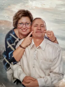 Парный портрет под масло. На картине изображён парный портрет: женщина в очках и полосатом свитере обнимает мужчину в светлой рубашке и игриво тянет его за щёки. Оба улыбаются, создавая тёплую, непринуждённую атмосферу близости и юмора; фон выполнен в мягких, размытых тонах. Художник Анна