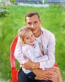 Семейный портрет под масло. На картине изображён мужчина в светлой рубашке, нежно обнимающий маленькую девочку в белом вязаном свитере; оба улыбаются и смотрят в камеру, излучая тепло и радость. На фоне — сочная зелёная лужайка с размытыми очертаниями белого штакетника и жёлтых цветов, создающая атмосферу уюта и семейного счастья. Художник Анна