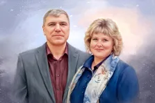 Парный портрет в стиле под масло. На картине изображён парный портрет: мужчина в сером пиджаке и бордовой рубашке стоит рядом с женщиной в синем жакете и светлом шарфе с узором. Фон выполнен в мягких акварельных тонах с элементами звёздного неба, создавая лёгкую и романтичную атмосферу. Художник Анна