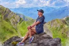 Женский портрет в стиле под масло. На картине изображена женщина в спортивной одежде и кепке, сидящая на скале в горах — она задумчиво смотрит вдаль, скрестив руки на колене. На фоне раскинулся живописный горный пейзаж с зелёными склонами и голубоватыми хребтами, уходящими к облачному небу. Художник Анна
