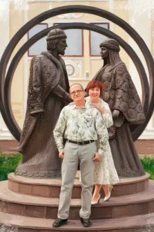 Парный портрет в стиле под масло. На картине изображена скульптурная композиция, изображающая венчание великого князя Михаила Ярославича Тверского и княгини Анны Дмитриевны Кашинской, обрамлённая двумя большими кольцами, символизирующими обручальные кольца в г. Тверь. Перед скульптурой позируют мужчина и женщина: мужчина в светлой рубашке и брюках, женщина — в светлом платье и на каблуках, оба выглядят радостными. Художник Анна