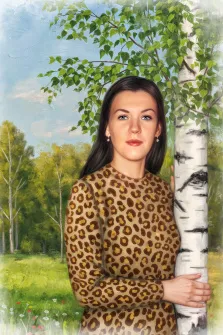 Женский портрет в стиле под масло. На картине изображена молодая женщина в платье с леопардовым принтом, стоящая рядом с берёзой и нежно обнимающая её ствол. На фоне — живописный зелёный пейзаж с берёзовой рощей, цветущими луговыми травами и светлым голубым небом. Художник Анна