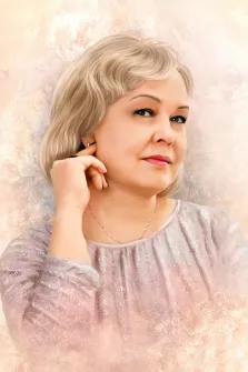 Женский портрет под масло. На картине изображён портрет женщины с короткими светлыми волосами, одетой в лёгкую блузу пастельных оттенков. Она слегка улыбается и нежно касается уха рукой, а фон выполнен в мягких, размытых тонах, создающих атмосферу уюта и спокойствия. Художник Анастасия