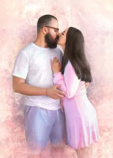 Парный портрет в стиле под масло. Мужчина в белой футболке и светлых шортах с бородой и очками обнимает женщину в нежно-розовом платье. Они целуются на фоне мягких пастельных оттенков, создающих романтическую и мечтательную атмосферу.художник Анастасия