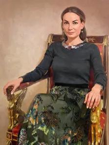 Женский портрет в стиле под масло. На картине изображён парадный портрет женщины, сидящей в роскошном кресле с позолоченными элементами в виде мифологических фигур. Она одета в тёмный свитер с блестящим декором на горловине и длинную юбку с цветочным орнаментом, её поза спокойна и уверенна, а взгляд направлен прямо на зрителя. Художник Антонина