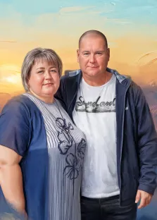 Парный портрет в стиле под масло. На картине изображён портрет пары: женщина в светло-голубом платье с цветочным узором и накидкой, мужчина — в белой футболке с надписью и тёмной куртке. Фон выполнен в тёплых оттенках заката, создающих уютную и спокойную атмосферу. Художник Анна 