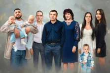 Семейный портрет в стиле под масло. Несколько поколений семьи позируют вместе — мужчины в рубашках и пиджаках, женщины в элегантных платьях, а также дети в повседневной одежде. Фон выполнен в мягких, размытых серо-голубых тонах, что подчёркивает единство и теплоту семейного круга. Художник Анастасия