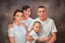 Семейный портрет в стиле под масло. Мужчина, женщина, мальчик и девочка позируют вместе, одеты в простые белые футболки. Члены семьи стоят близко друг к другу, создавая ощущение тепла и единства, на приглушённом текстурированном фоне коричневато-серых оттенков. Художник Анна 