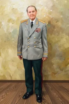 Мужской портрет в стиле под масло. На картине изображён мужчина в парадной военной форме — сером кителе с золотыми пуговицами и погонами, тёмно-зелёных брюках с красной полосой, украшенный рядом орденов и медалей на груди. Он стоит на фоне светло-жёлтой текстурированной стены, на деревянном полу, с серьёзным выражением лица, держа руки вдоль тела. Художник Александра