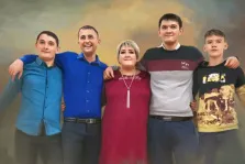 Семейный портрет в стиле под масло. На картине изображён семейный портрет: в центре — женщина в бордовом платье с длинным ожерельем, по бокам — четверо мужчин в повседневной одежде, двое из которых обнимают её за плечи. Фон выполнен в мягких, размытых тонах, создающих тёплую и гармоничную атмосферу. Художник Анастасия