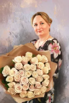 Женский портрет в стиле под масло. На картине изображена женщина с аккуратной причёской, одетая в платье с крупным цветочным принтом, которая держит в руках пышный букет кремовых роз, завёрнутый в крафт-бумагу. Фон выполнен в мягких пастельных тонах с лёгкими золотистыми бликами, создающими атмосферу уюта и элегантности. Художник Анна