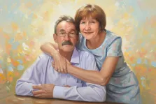 Парный портрет в стиле под масло. На картине изображён парный портрет: мужчина в светло-голубой рубашке с усами и очками сидит рядом с улыбающейся женщиной в голубом платье с цветочным узором, которая нежно обнимает его за плечи. Фон выполнен в мягких пастельных тонах с размытыми мазками, создающими тёплую и светлую атмосферу. Художник Анна