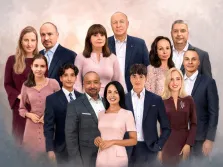 Семейный портрет в стиле под масло. На картине изображён большой семейный или корпоративный портрет: группа из 13 человек позирует вместе, выстроенная в несколько рядов. Все одеты элегантно — мужчины в костюмах, женщины в платьях пастельных и насыщенных тонов, фон выполнен в мягких, размытых оттенках, создающих нейтральный и торжественный настрой. Художник Анастасия