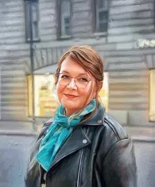 Женский портрет в стиле под масло. На картине изображён портрет женщины в чёрной кожаной куртке и бирюзовом шарфе, с аккуратной причёской и очками; она слегка улыбается и смотрит прямо на зрителя. Фон выполнен в приглушённых серо-жёлтых тонах, изображая фасад здания с окнами, что создаёт урбанистическую атмосферу снимка. Художник Анна