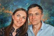 Парный портрет в стиле под масло. На картине изображён парный портрет: улыбающаяся женщина с длинными каштановыми волосами в тёмной блузе с цветочным узором и мужчина в светло-голубой рубашке и очках, стоящий рядом с ней. Фон выполнен в абстрактной технике с использованием насыщенных сине-зелёных и золотистых мазков, создающих динамичную и тёплую атмосферу. Художник Ирина