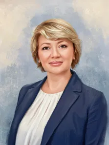 Женский портрет в стиле под масло. На картине изображён портрет женщины с короткой светлой причёской, одетой в белую блузку и тёмно-синий пиджак. Фон выполнен в мягких голубых и белых тонах, создающих лёгкую и элегантную атмосферу. Художник Анна