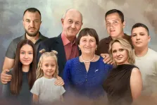 Семейный портрет в стиле под масло. На картине изображён семейный портрет: несколько поколений семьи позируют вместе — пожилые мужчина и женщина в центре, вокруг них взрослые дети и внуки. Все персонажи выглядят спокойными и доброжелательными, фон выполнен в мягких, нейтральных тонах, что подчёркивает тёплую атмосферу единства. Художник Анастасия