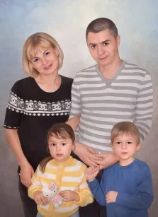 Семейный портрет в стиле под масло. На картине изображён семейный портрет: женщина в чёрном свитере с белым орнаментом, мужчина в серо-белой полосатой кофте, девочка в жёлто-белом полосатом свитере с игрушкой Hello Kitty в руках и мальчик в синей кофте. Все члены семьи стоят близко друг к другу на фоне мягких пастельных оттенков, создавая тёплую и уютную атмосферу. Художник Антонина