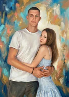 Парный портрет в стиле под масло. На картине изображена молодая пара: юноша в белой футболке и тёмных брюках обнимает девушку в светло-голубом платье, которая слегка наклонилась к нему. Фон выполнен в абстрактной манере с сочетанием тёплых и холодных оттенков — жёлтых, голубых, синих и розовых мазков, создающих динамичную и романтичную атмосферу. Художник Ирина
