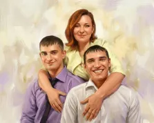 Семейный портрет в стиле под масло. На картине изображён семейный портрет: женщина с рыжими волосами в светло-жёлтой блузе обнимает двух молодых мужчин — один в фиолетовой рубашке с галстуком, другой в белой рубашке, оба улыбаются. Фон выполнен в мягких пастельных тонах с размытыми мазками, создавая тёплую и гармоничную атмосферу. Художник Ирина