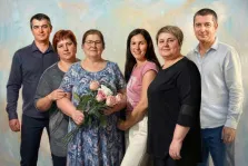 Семейный портрет в стиле под масло. На картине изображён семейный портрет: шесть человек стоят вместе на светлом, размытом фоне, создавая ощущение единства и теплоты. В центре — женщина в голубом платье с цветочным узором, держащая букет нежно-розовых роз, по бокам от неё — остальные члены семьи в повседневной одежде, с спокойными, доброжелательными выражениями лиц. Художник Ирина