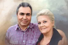 Парный портрет в стиле под масло. На картине изображён портрет пары: мужчина в клетчатой рубашке обнимает женщину со светлыми волосами, одетую в тёмный верх и бордовый наряд. Оба улыбаются, фон выполнен в мягких, размытых пастельных тонах, создающих тёплую и душевную атмосферу. Художник Анастасия