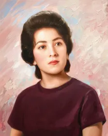 Женский портрет в стиле под масло. На картине изображён портрет молодой женщины с аккуратно уложенными тёмными волосами; она одета в бордовую футболку и смотрит немного в сторону, с мягким, задумчивым выражением лица. Фон выполнен в нежных пастельных тонах с размытыми мазками розового, голубого и кремового, создающими лёгкую и романтичную атмосферу. Художник Александра