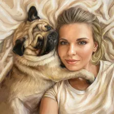 Женский портрет в стиле под масло. На картине изображена молодая женщина с аккуратной причёской, лежащая на светлом покрывале рядом с мопсом. Собака нежно прижимается к хозяйке, обнимая её лапой, а взгляд женщины спокоен и доброжелателен — композиция передаёт тёплую, доверительную атмосферу близости между человеком и питомцем. Художник Ирина