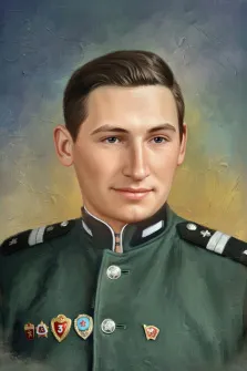 Мужской портрет в стиле под масло. На картине изображён молодой человек в военной форме с погонами, украшенной несколькими орденами и медалями; его взгляд спокоен и сосредоточен, а лёгкая улыбка придаёт портрету доброжелательность. Фон выполнен в мягких, приглушённых тонах с плавным переходом от золотисто-жёлтого к серо-голубому, подчёркивая торжественность и значимость образа. Художник Анна